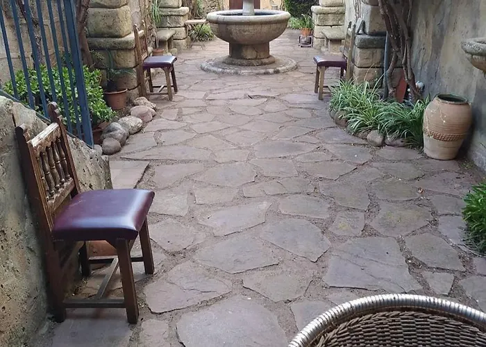 A La Sombra De La Torre *