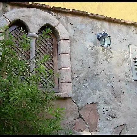 A La Sombra De La Torre