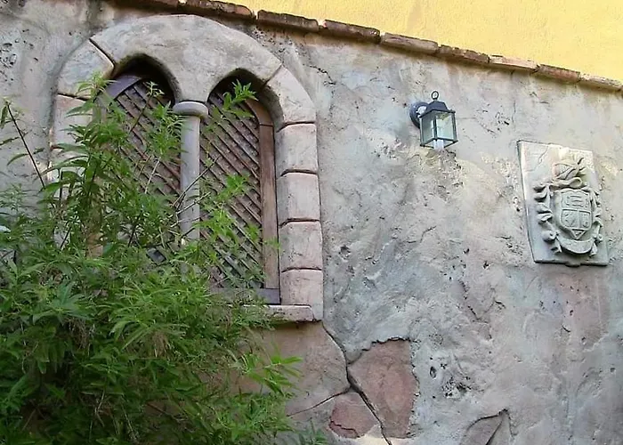 A La Sombra De La Torre